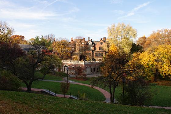 波胆网站梅隆大厅的照片, surrounded by green academic quads and colorful fall foliage.