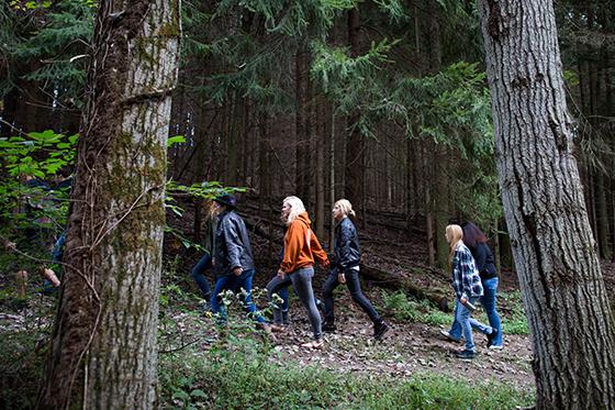 Photo of students walking through a forest on 伊甸堂校园